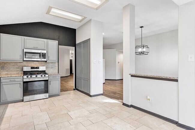 Building Photo - 20815 Whitevine Way