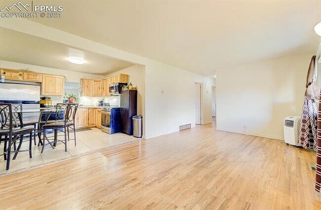 Building Photo - 121 Davie Dr