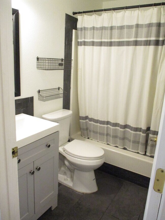 Building Photo - Charming Rambler in Lake Minterwood with P...