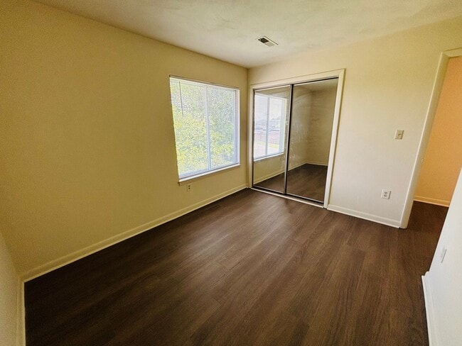 Building Photo - 824 Cascade Ct