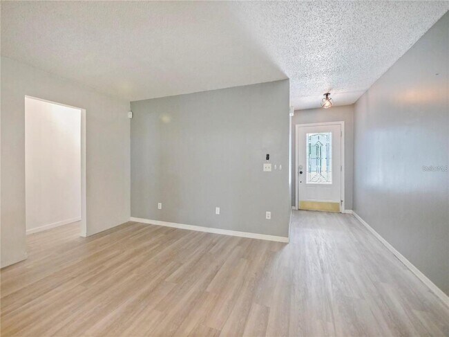 Building Photo - 240 Maureen Dr