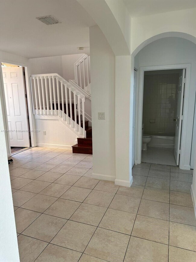 Building Photo - 1650 NE 33rd Rd