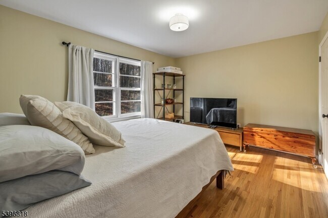 Building Photo - 18 Lisa Dr