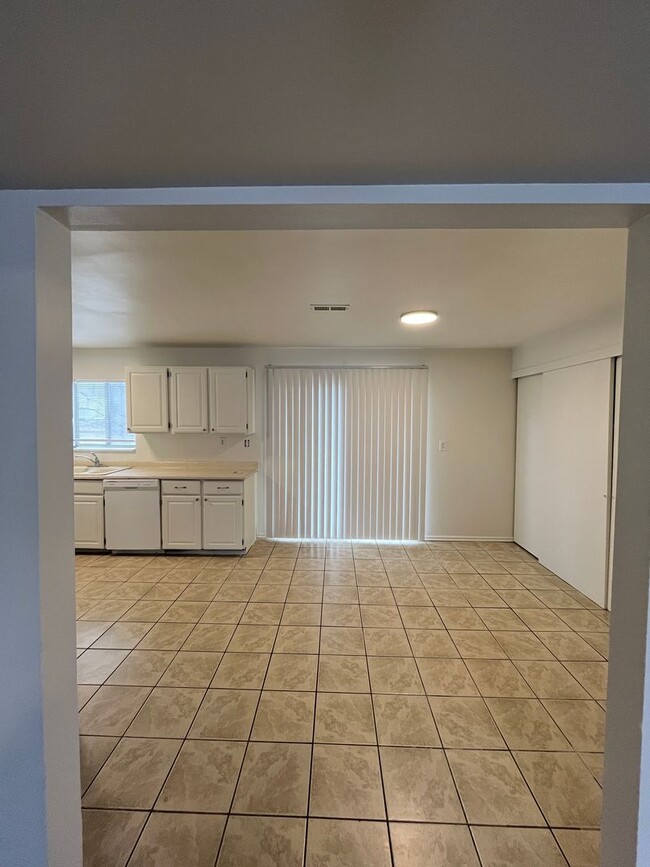 Building Photo - Newly remodeled 3-Bedroom, 1-Bathroom Dupl...