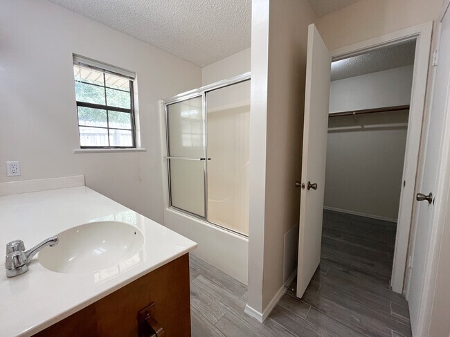 Building Photo - 408 Briar Square