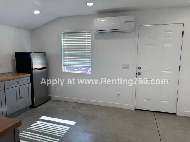 Building Photo - Modern 1 Bed 1 Bath Home!