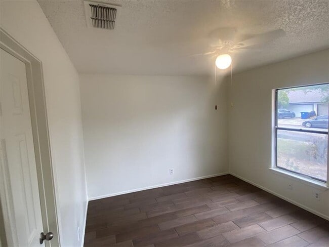 Building Photo - Cute 2/2 duplex with a garage