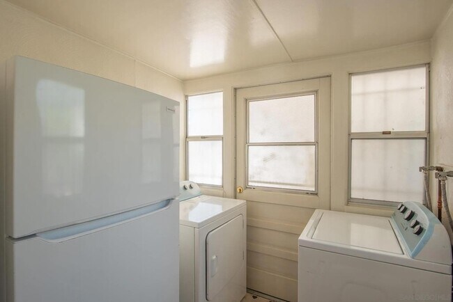 Building Photo - 4682 Altadena Ave.