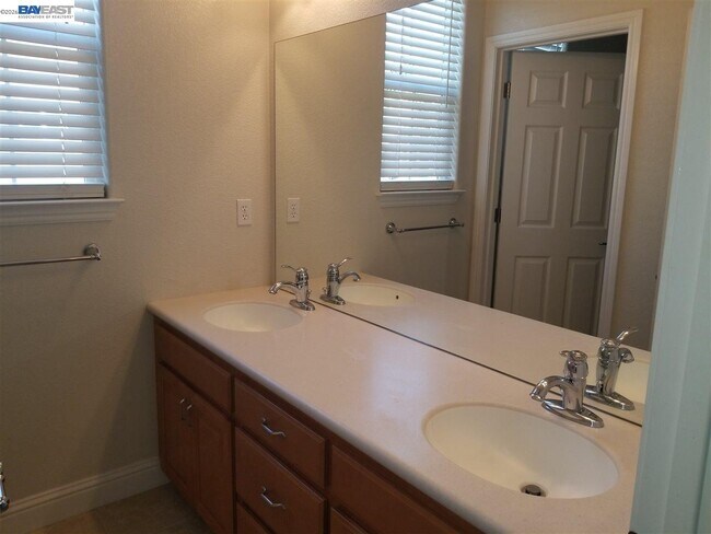 Building Photo - 199 N Alta Dena St