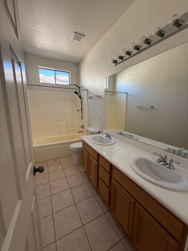Building Photo - Beautiful three Bedroom, 2 Bath Home