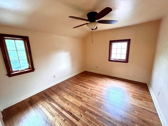 Building Photo - Pittsburgh - 3 Bedroom 1.5 Bathroom - Stunning Home