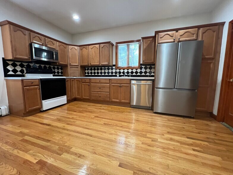 Building Photo - 44 Tuttle St