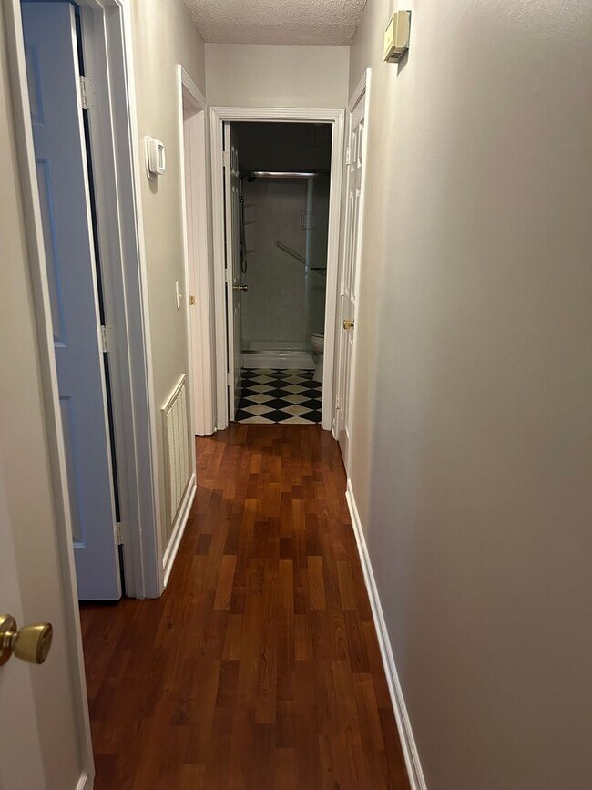 Building Photo - Greenville - 2BR, 1BA, 1000SF