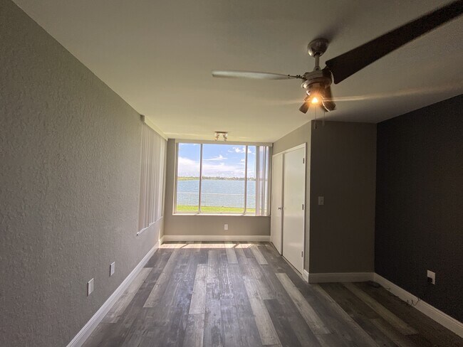 Building Photo - 2810 N Oakland Forest Dr