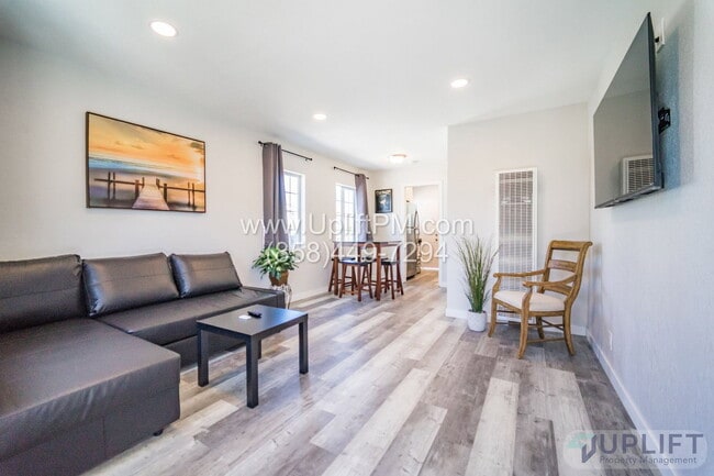 Building Photo - 4237 Swift Ave