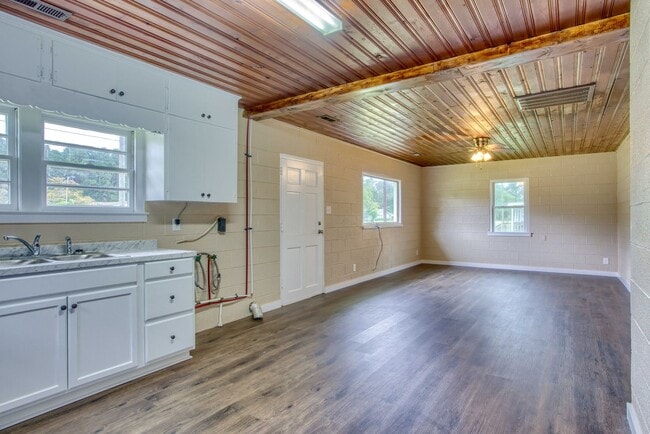 Building Photo - Charming 2-Bedroom Home for Rent