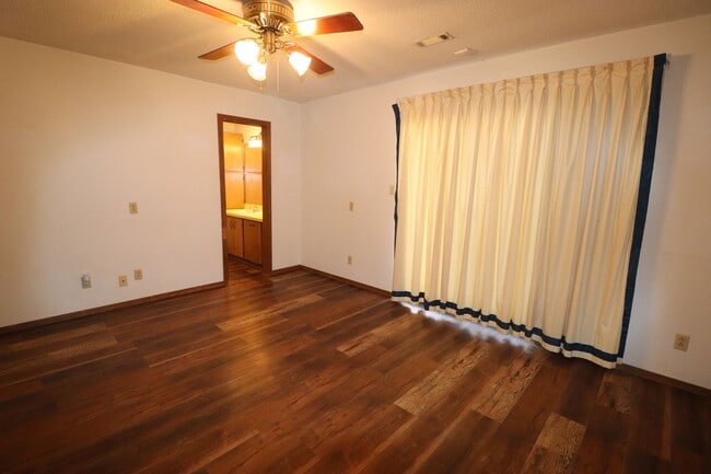 Building Photo - Large home close to Lyon