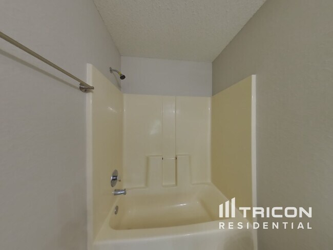 Building Photo - 1401 Thomas Dr