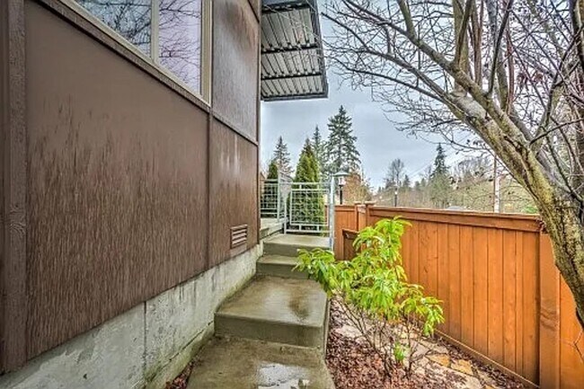 Building Photo - Stylish & Updated Home – 3BR/205BA, AC, Ne...