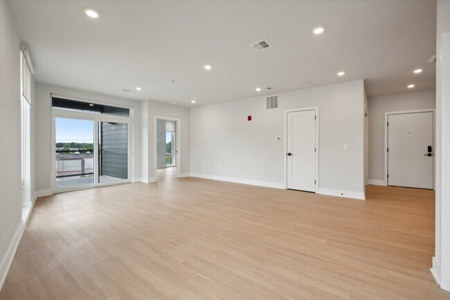 Building Photo - 6910 Ridge Ave