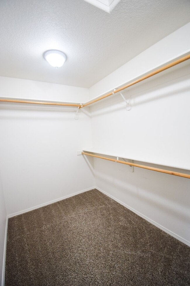 Building Photo - Move In Special!  $1000 Off!  Beautiful Spacious Home!