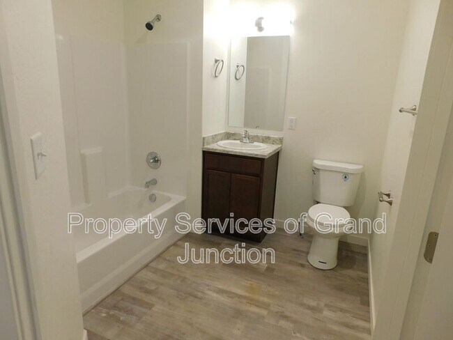 Building Photo - 658 Brookwillow Dr