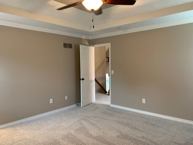Building Photo - Large 4 Bedroom/3 Bath Home in Lee's Summit