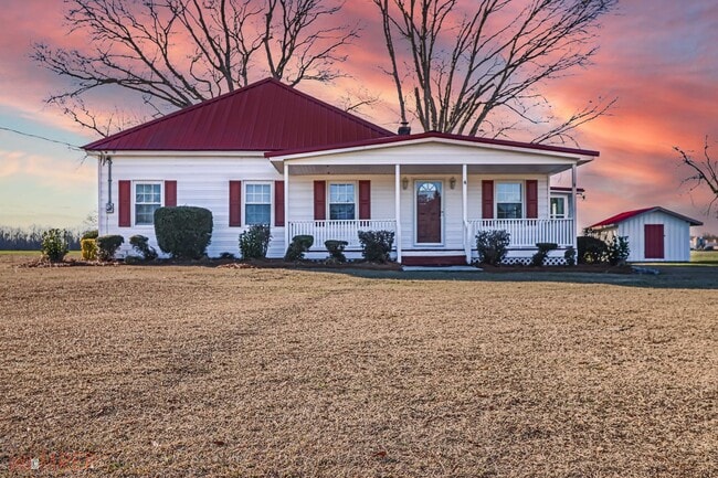 Building Photo - RENOVATED FARMHOUSE in Mt. Olive!
