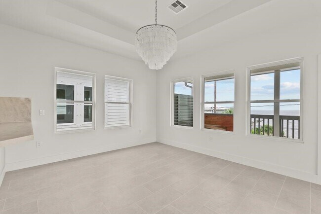 Building Photo - 512 2nd St