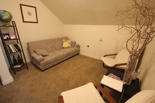 Building Photo - Quiet Upstairs Apartment in Provo |Available Now|
