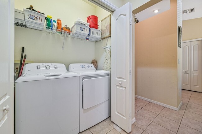 Building Photo - **SHORT-TERM RENTAL - FURNISHED TURNKEY 2+Den/2 CONDO in Stoneybrook**