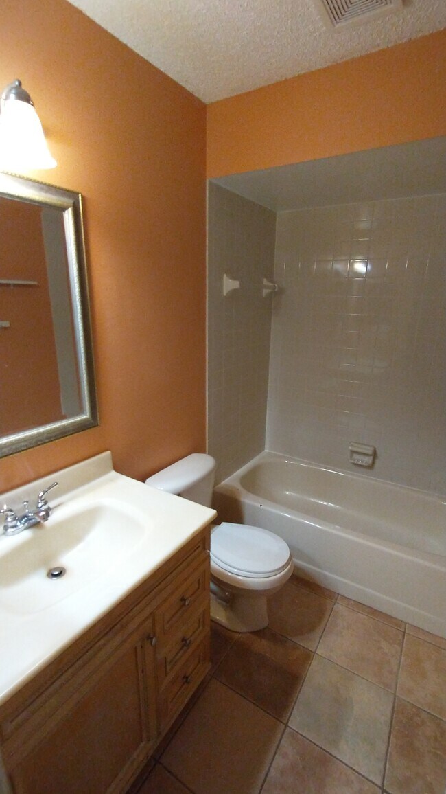Guest Bathroom - 505 Devonshire St