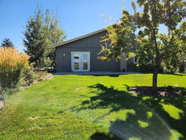 Building Photo - Beautiful Country Townhome!