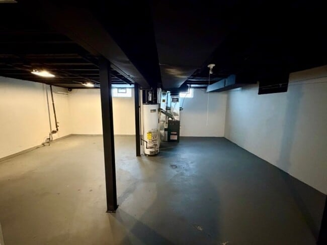 Building Photo - Three Bedroom Ranch home with a 1 and a half car garage. Very nice area. Call 313-429-3244 KPM De...