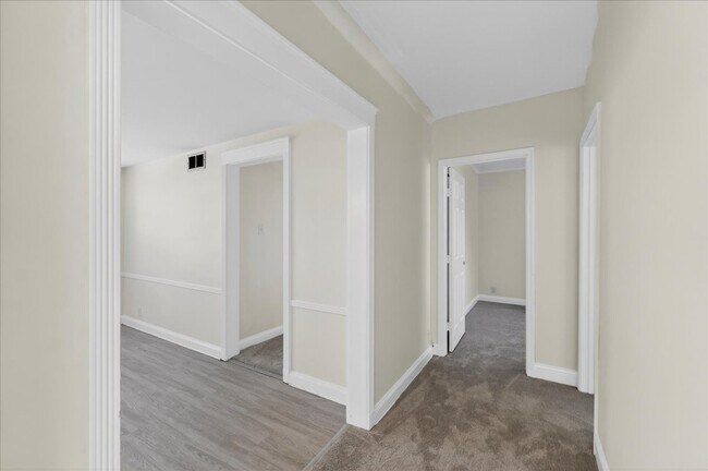 Building Photo - 923 S Hanley Rd