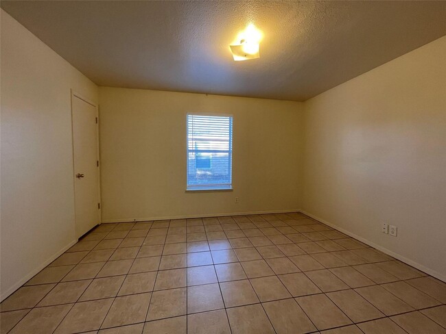Building Photo - Cozy 2 Bedroom and 2 bathroom duplex for rent in Saginaw!