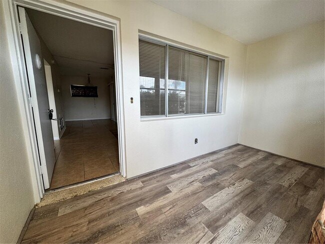 Building Photo - 250 Rosery Rd NW