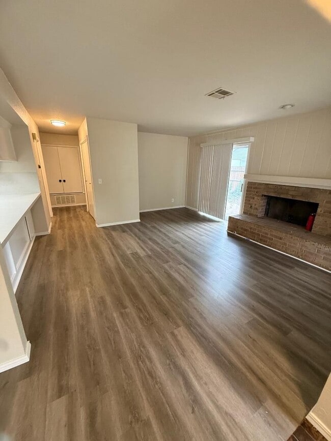 Building Photo - 2 Bed 1 Bath West Side Duplex