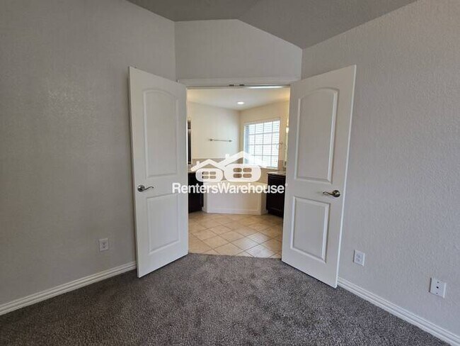 Building Photo - MOVE IN READY - Spacious 2-story townhouse...