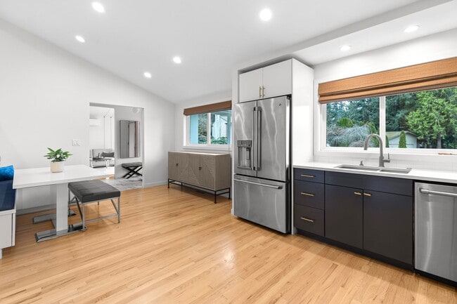 Building Photo - 4 bedroom 3 bath Mercer Island