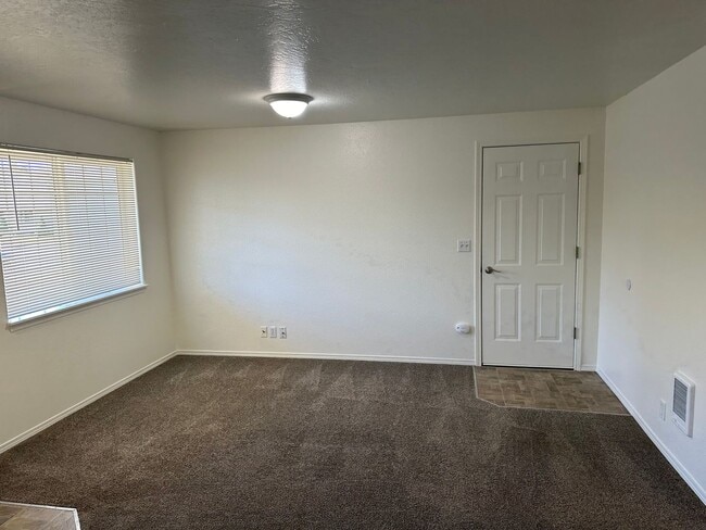 Building Photo - Updated 2 bedroom 2 bath triplex in Spring...