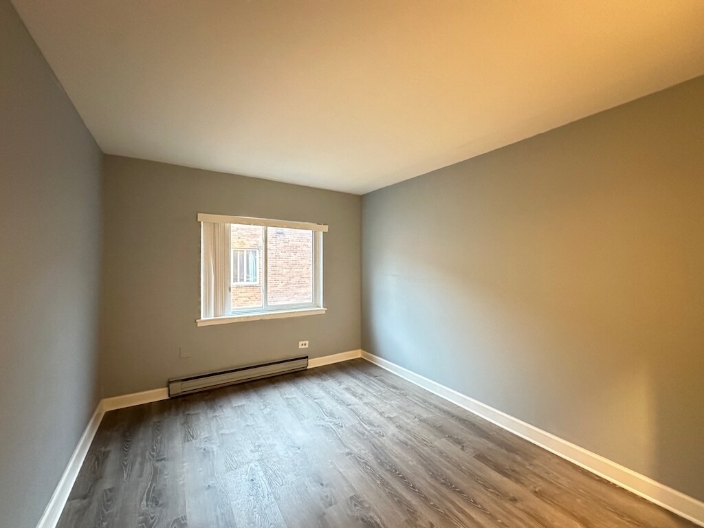 Building Photo - 3825 N Pine Grove Ave