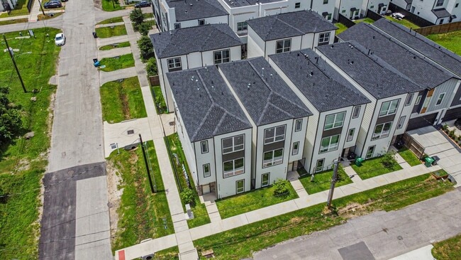 Building Photo - 2722 Nagle St