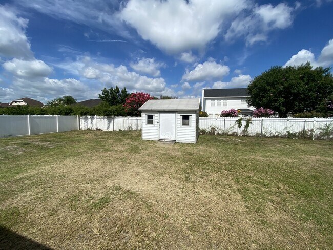 Building Photo - South Lakeland Home!