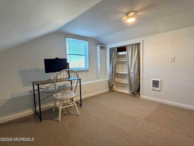 Building Photo - 546 E Bayview Ave