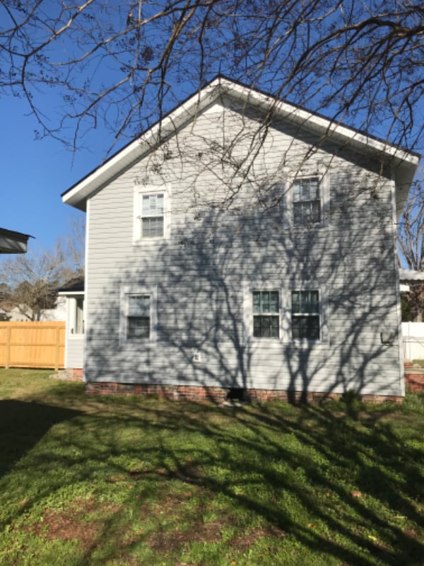 Building Photo - 207 N Elm St