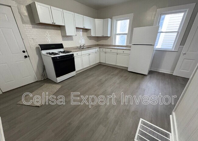 Building Photo - 710 3rd St