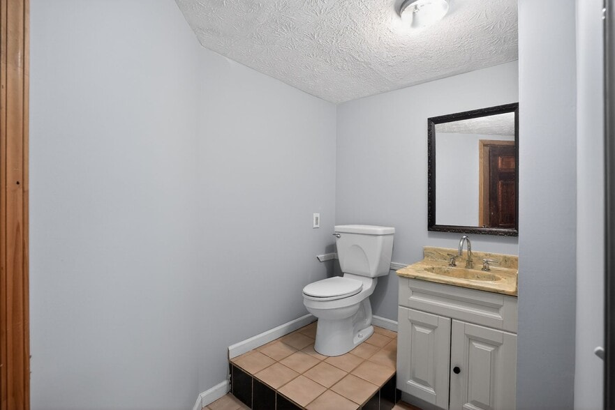 Building Photo - 194 Millbrook Farm Rd