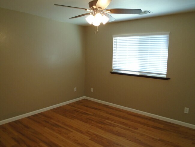 Building Photo - 3 BED 2 BATH HOUSE WITH FENCED BACKYARD IN SHASTA LAKE