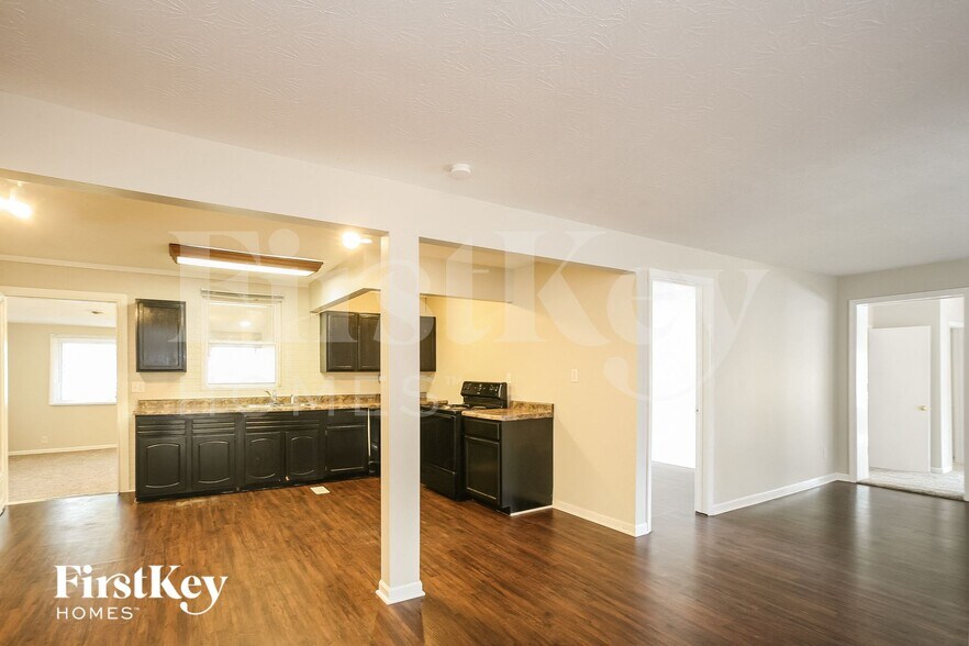 Building Photo - 6925 Bloomfield Dr E